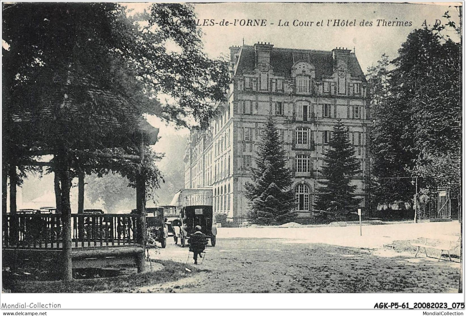 AGKP5-0412-61 - BAGNOLES-DE-L'ORNE - La Cour Et L'hotel Des Thermes  - Bagnoles De L'Orne