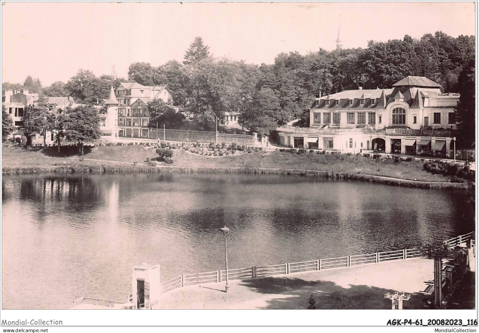 AGKP4-0338-61 - BAGNOLES-DE-L'ORNE - Un Coin Du Lac - Le Casino Des Thermes  - Bagnoles De L'Orne