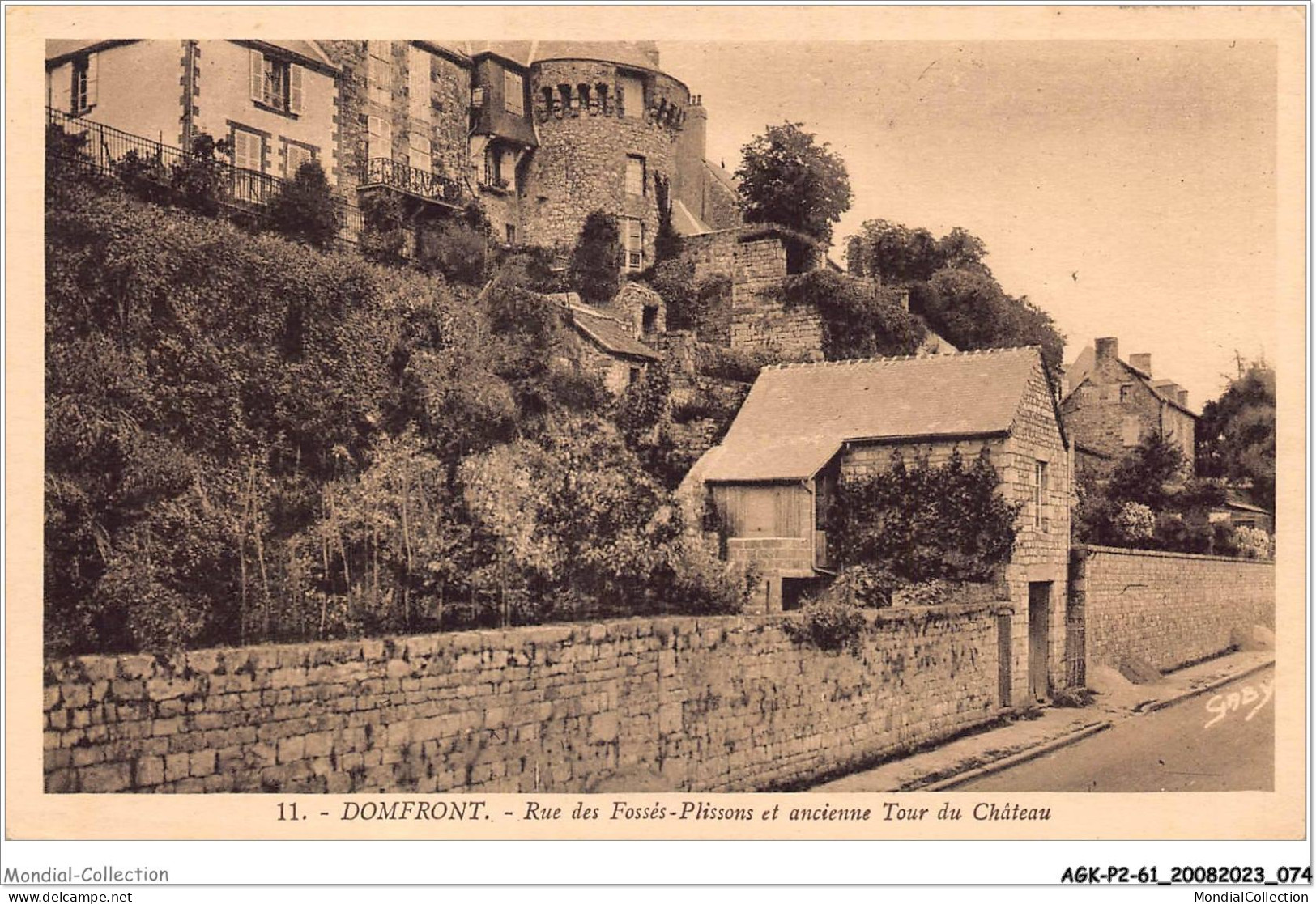 AGKP2-0120-61 - DOMFRONT - Rue Des Fossés Plissons Et Ancienne Tour Du Château  - Domfront