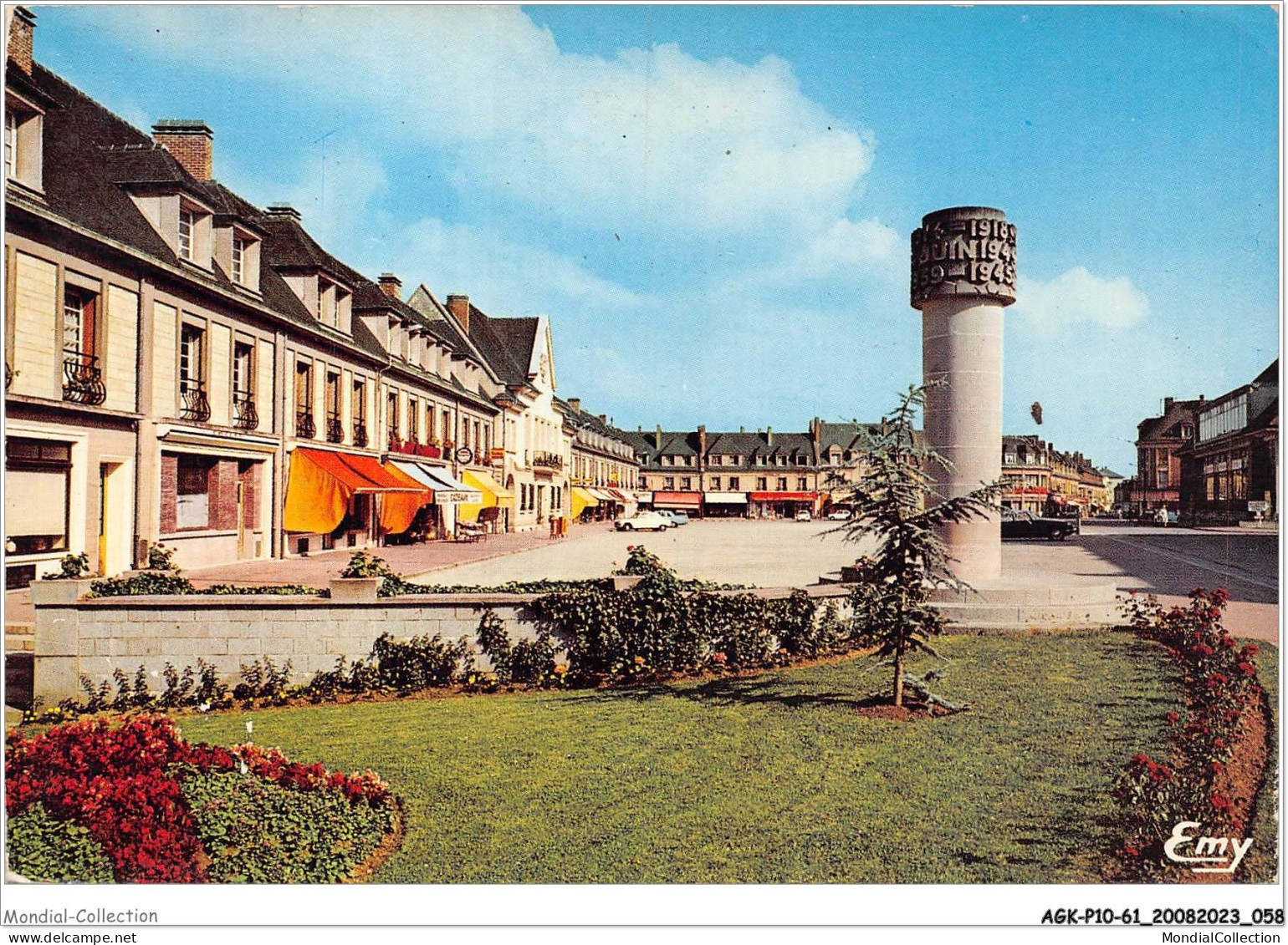 AGKP10-0840-61 - VIMOUTIERS - La Place Mackau Et Le Monument Aux Morts  - Vimoutiers