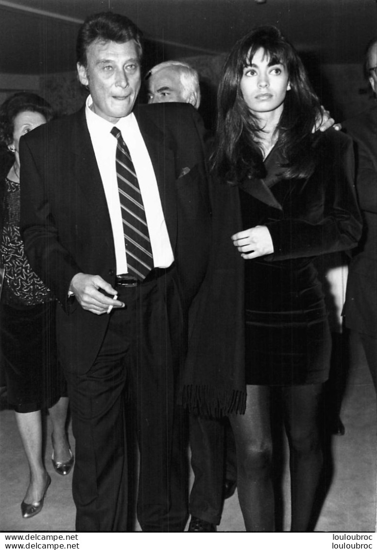 JOHNNY HALLYDAY 1990 MARIAGE AVEC ADELINE LE 09 JUILLET  PHOTO DE PRESSE ORIGINALE 21X15CM - Célébrités