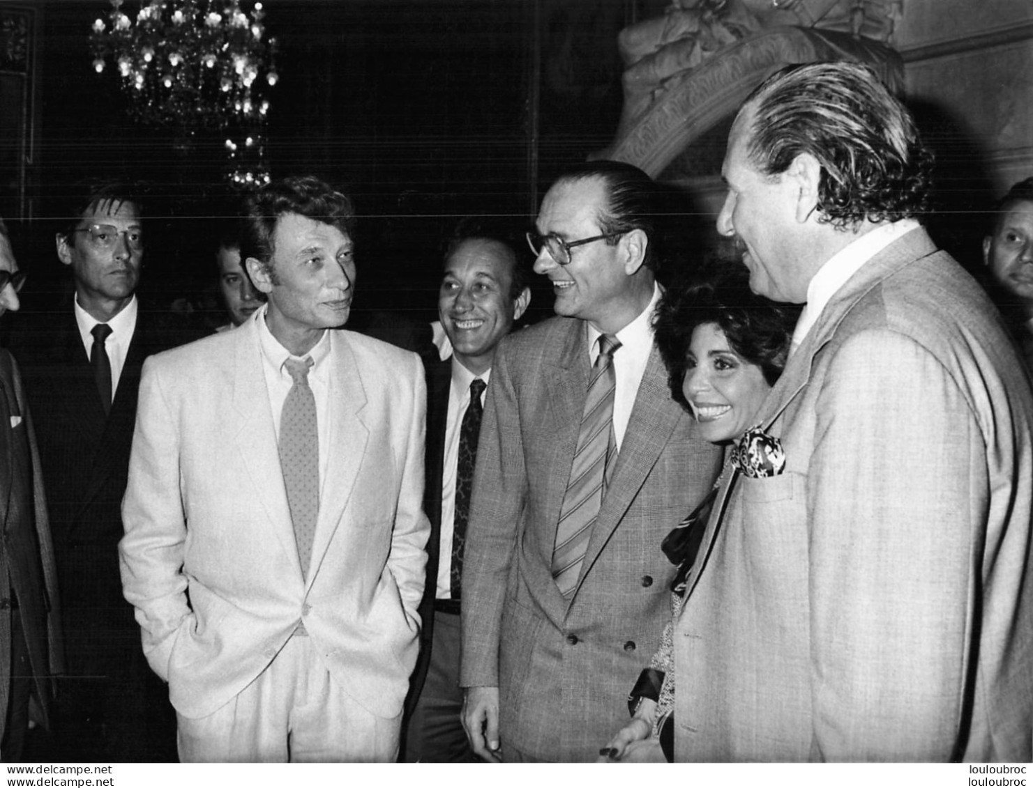 JOHNNY HALLYDAY 1985 RECOIT LA PLAQUE DU BIMILLENAIRE VILLE DE PARIS  JACQUES CHIRAC  PHOTO DE PRESSE ORIGINALE 24X18CM - Célébrités