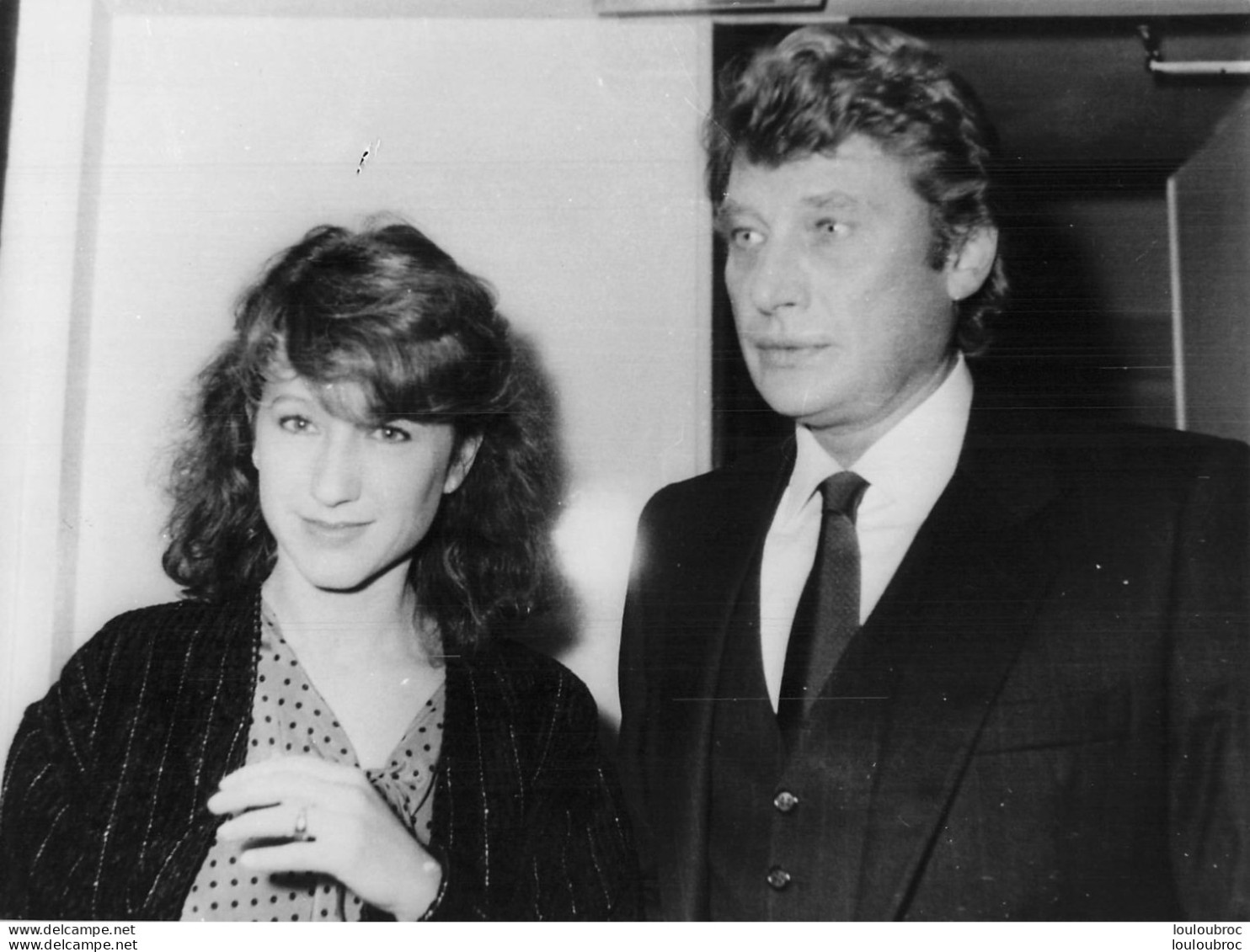 JOHNNY HALLYDAY 1983 AVEC NATHALIE BAYE UN ENFANT EN OCTOBRE A VENIR PHOTO DE PRESSE ORIGINALE 24X18CM - Célébrités