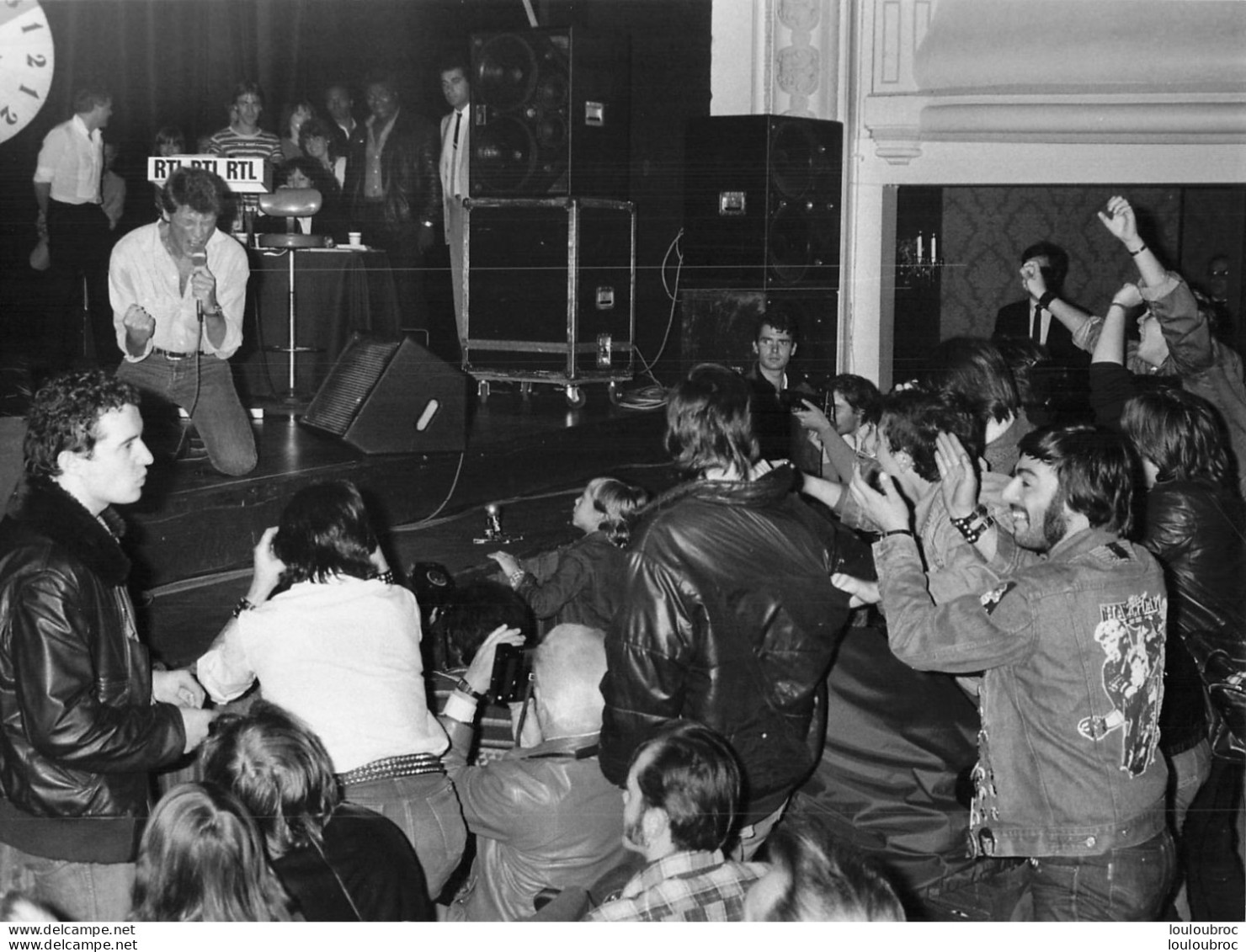 JOHNNY HALLYDAY 1983 LA RENTREE APRES SON OPERATION THEATRE MONTPARNASSE PHOTO DE PRESSE ORIGINALE 24X18CM - Célébrités