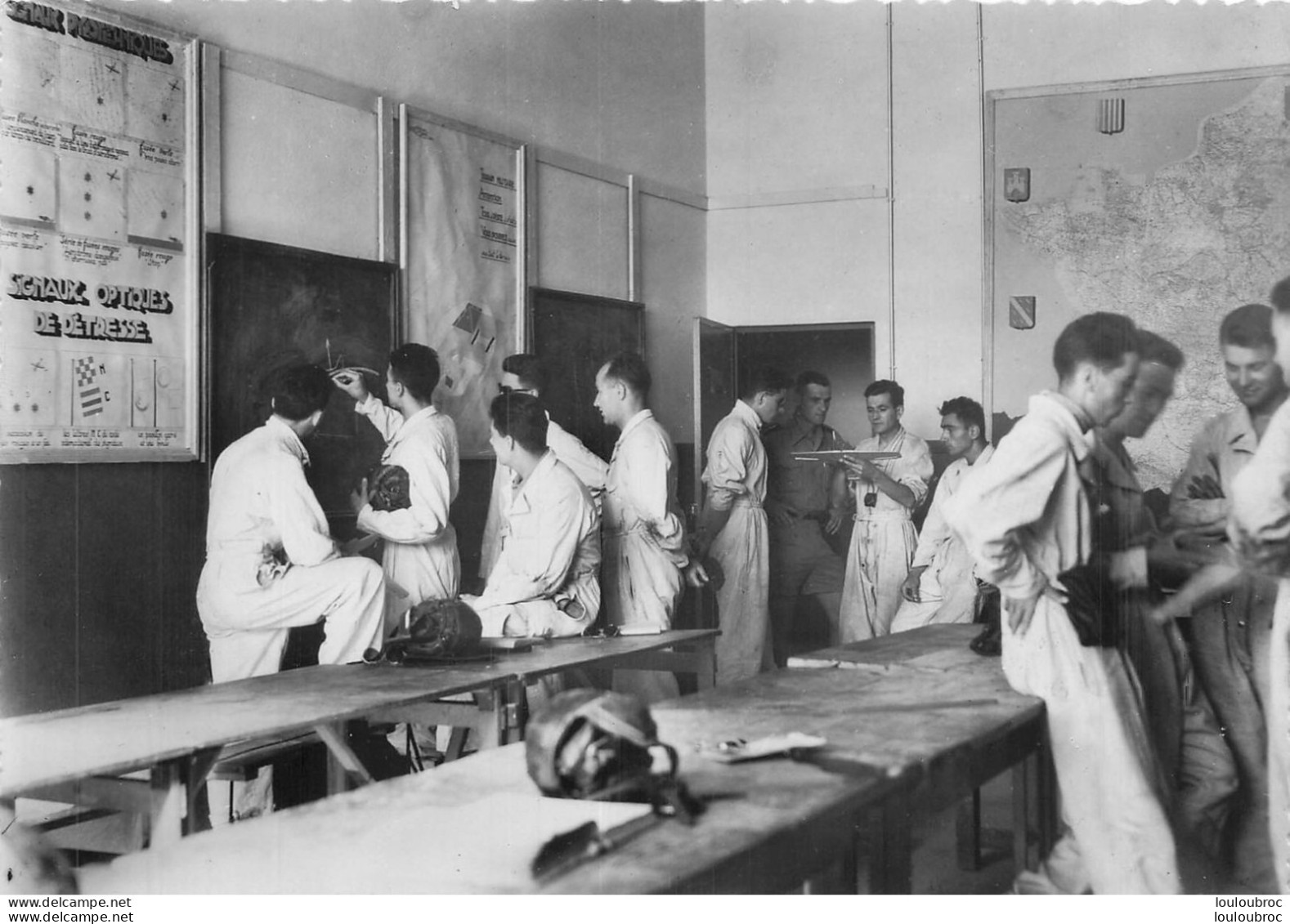 SALON DE PROVENCE ECOLE DE L'AIR SALLE PILOTES AVANT LE VOL - Autres & Non Classés