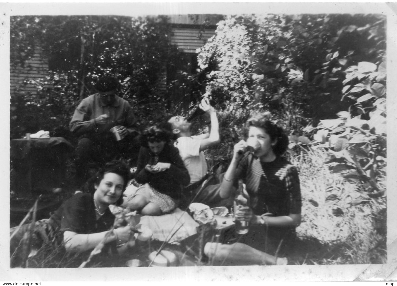 Photo Vintage Paris Snap Shop - Groupe Pique-nique Jardin  - Anonyme Personen