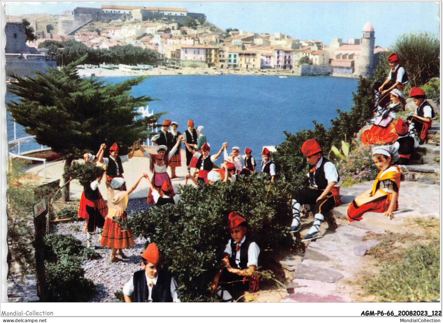 AGMP6-0490-66 - COLLIOURE - Sardanes Devant Le Vieux Port Par Le Groupe Juventuds  - Collioure