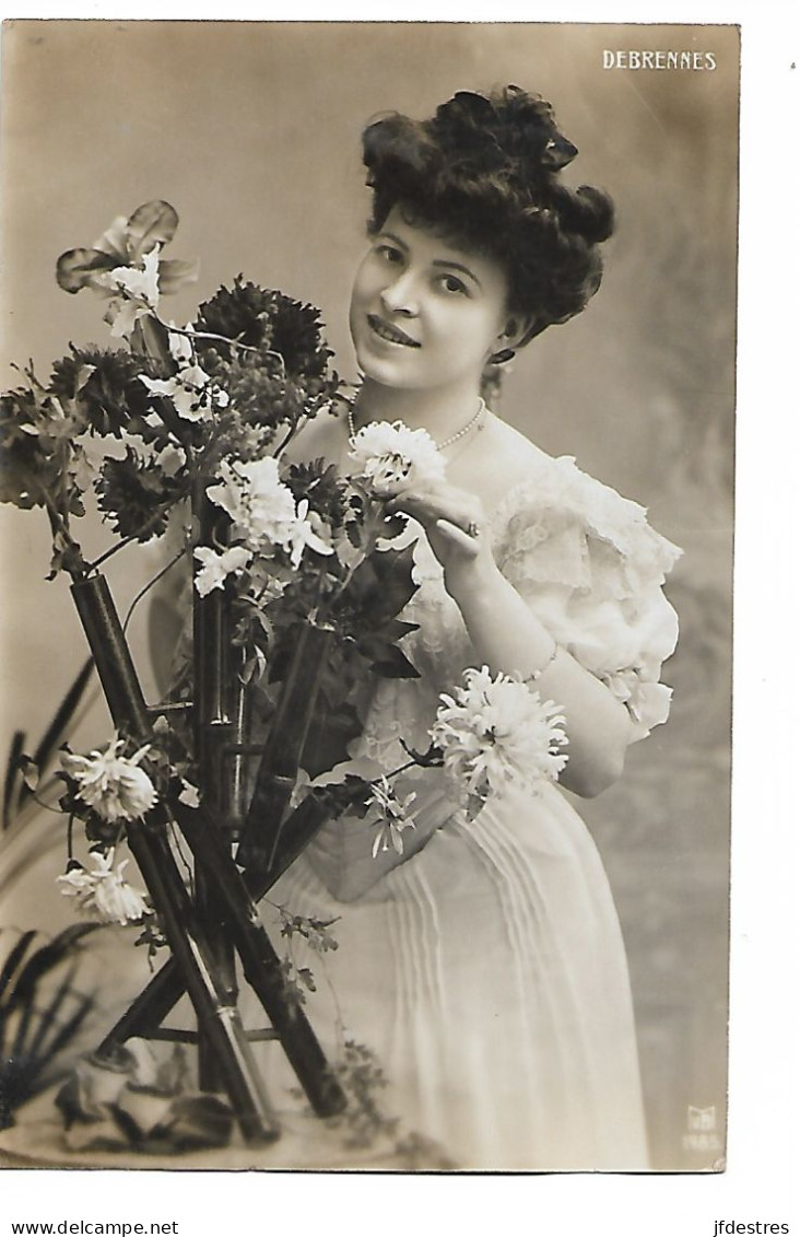 CP Artiste Comédienne Debrennes Au Bouquet Dans Présentoir à Documnts Ouvert 1906. Bruxelles Wasseiges - Künstler