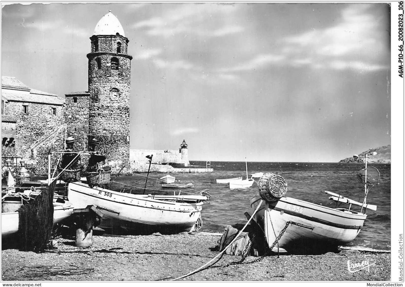 AGMP10-0723-66 - COLLIOURE - La Tour De L'église Saint Vincent - Baarques Au Repos  - Collioure