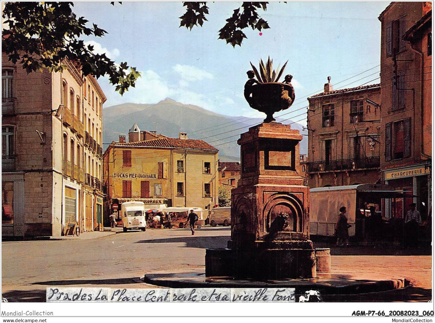 AGMP7-0527-66 - PRADES - La Place Centrale Et Sa Vieille Fontaine  - Prades