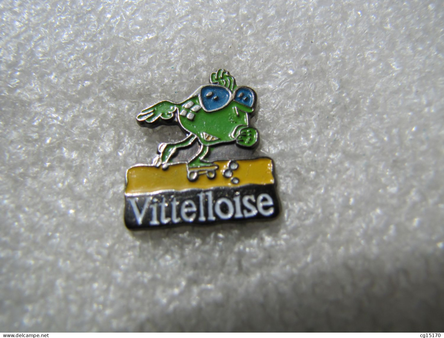 PIN'S   VITTELLOISE   EAU  GAZEUSE - Dranken