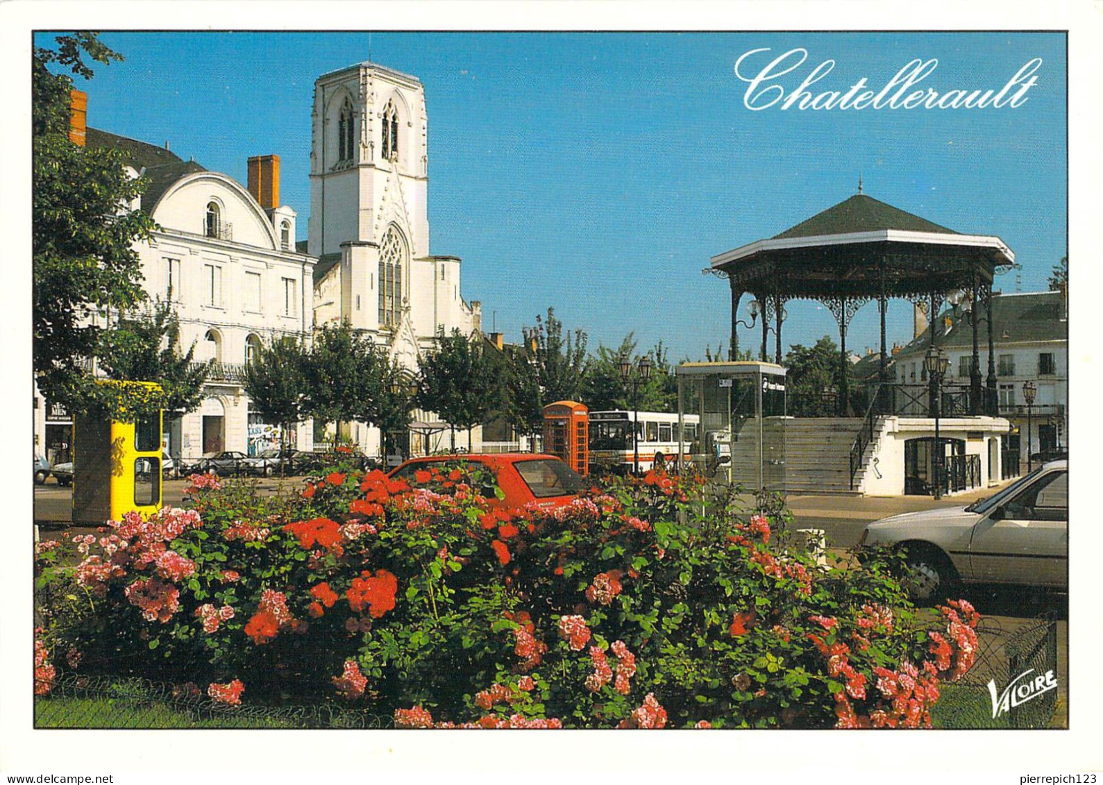 86 - Châtellerault - L'église Saint Jean Baptiste Et Le Kiosque à Musique, Boulevard Blossac - Chatellerault