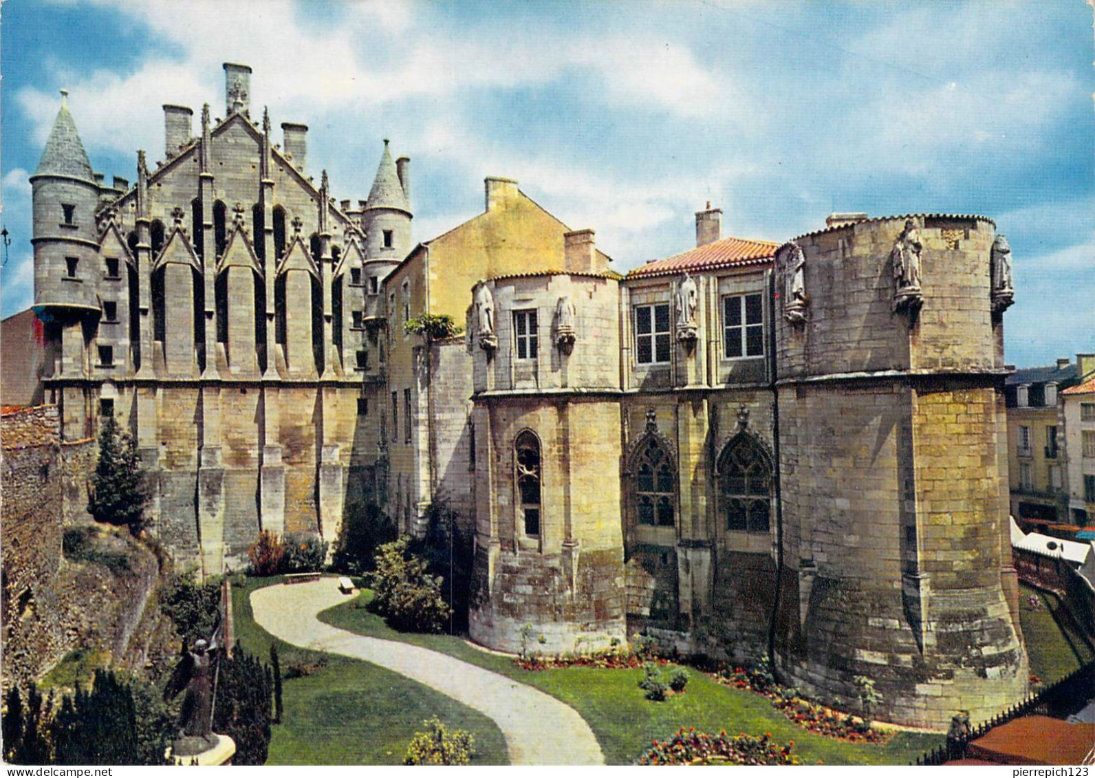 86 - Poitiers - Palais De Justice, Le Donjon Dit Tour Maubergeon - Poitiers