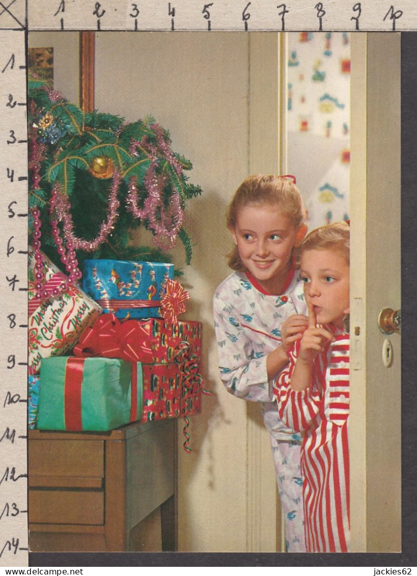 092325/ Enfants Découvrant Les Cadeaux De Noël - Gruppi Di Bambini & Famiglie