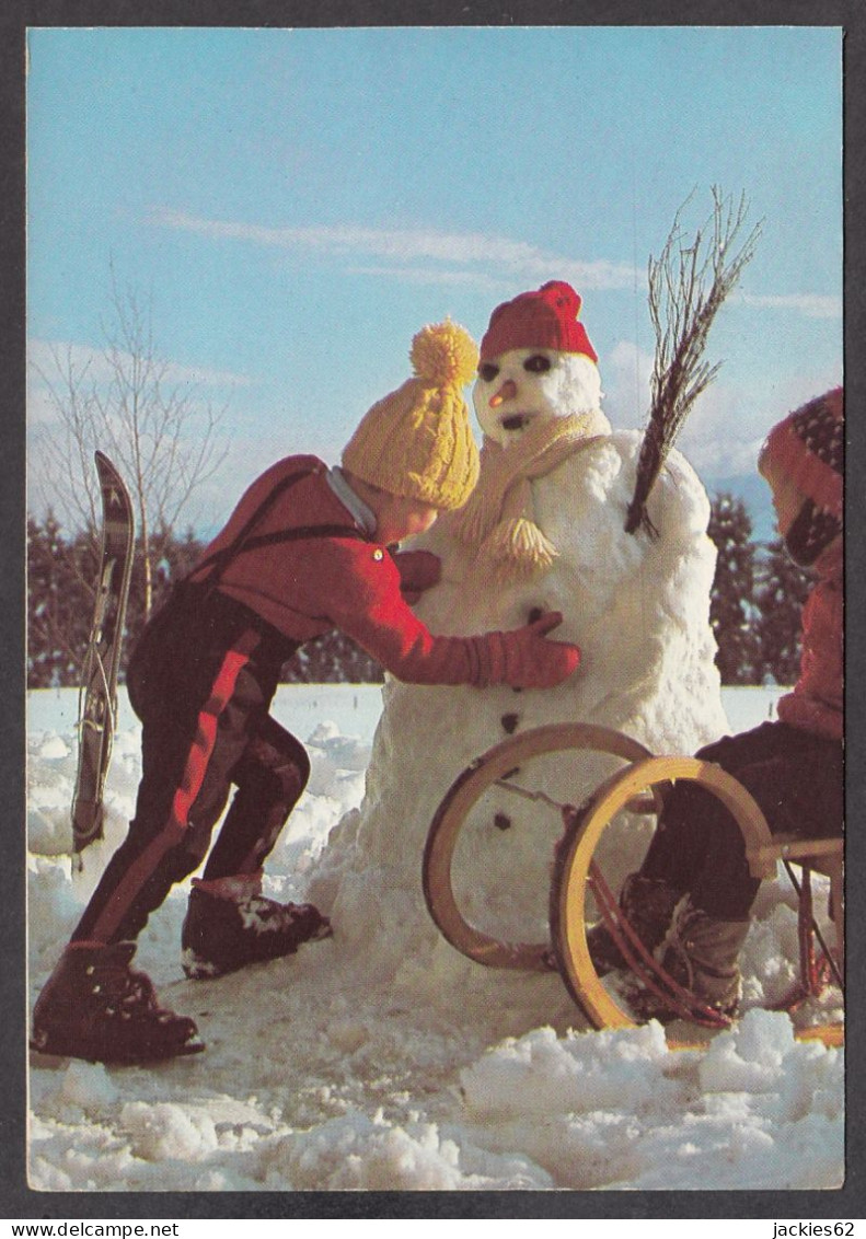 092324/ Jeux D'hiver, Enfants Faisant Un Bonhomme De Neige - Gruppen Von Kindern Und Familien