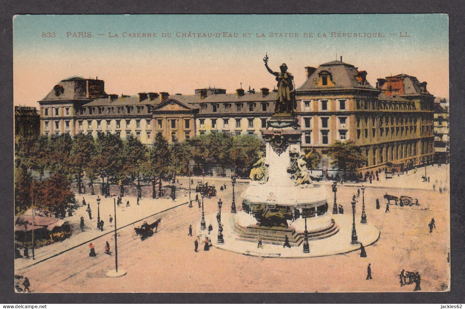 082232/ PARIS, La Caserne Du Château D'Eau Et La Statue De La République - Other Monuments