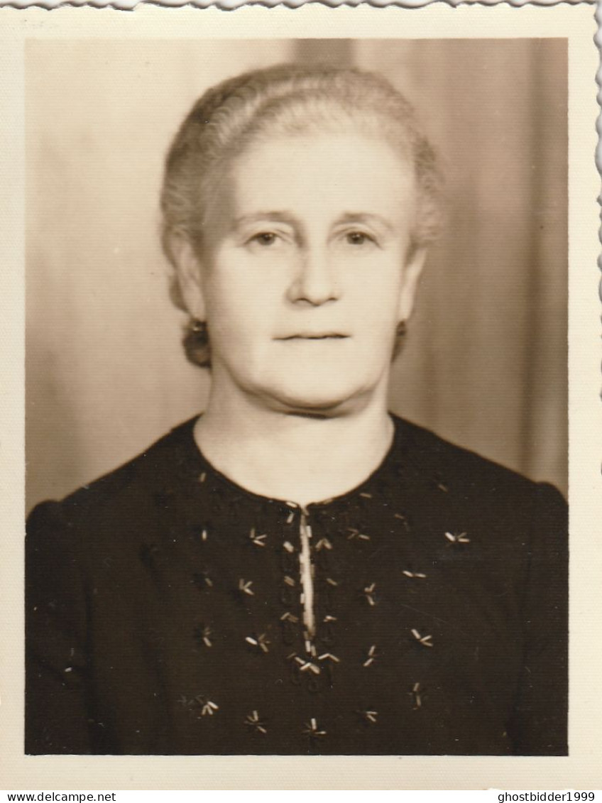 JEWISH JUDAICA  TURQUIE FAMILY ARCHIVE SNAPSHOT  PORTRAIT PHOTO FEMME WOMAN  6.6X8.7cm. - Anonymous Persons