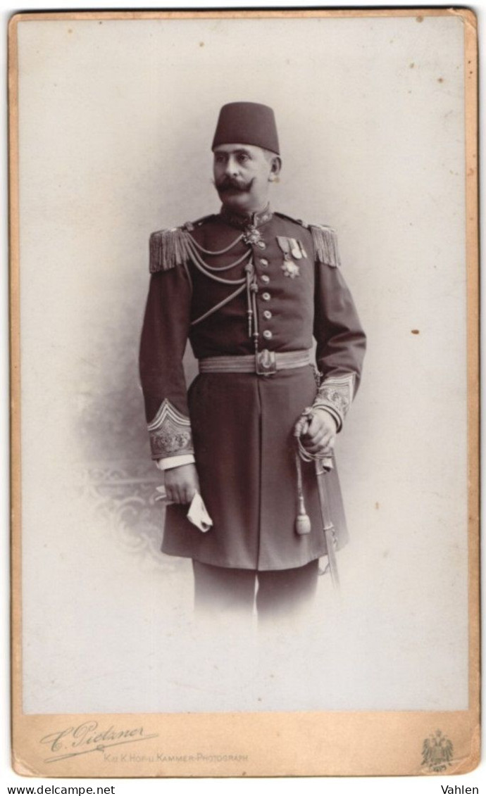 Fotografie Carl Pietzner, Wien, Portrait Türkischer Offizier In Uniform Mit Orden An Der Brust, Fes - Guerre, Militaire