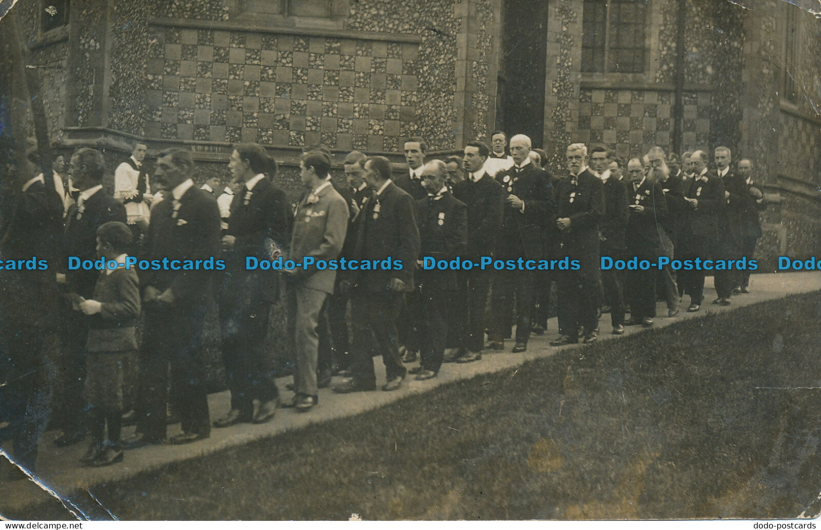 R094997 Old Postcard. Mens Near The Building. 1909 - World