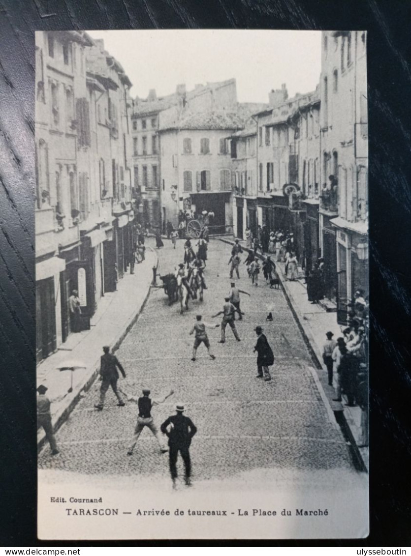 Tarascon Arrivée De Taureaux La Place Du Marché - Tarascon