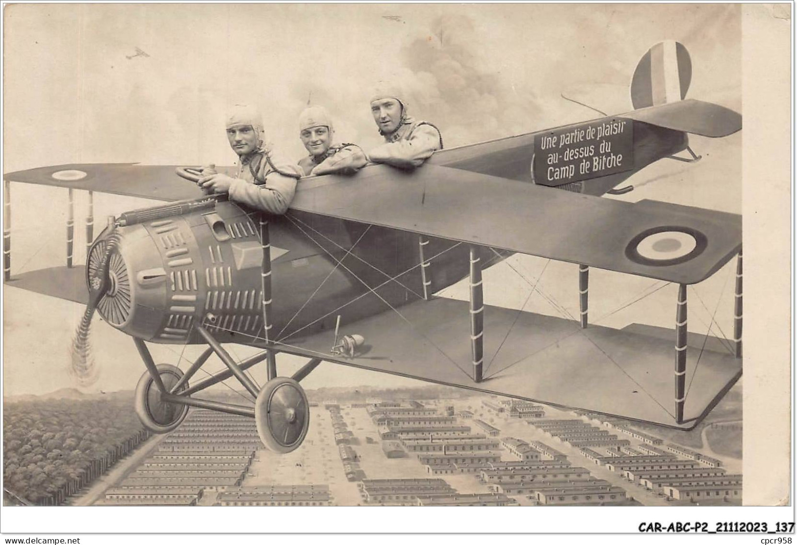 CAR-ABCP2-0168 - AVIATION - UNE PARTIE DE PLAISIR AU-DESSUS DU CAMP DE BITCHE - CARTE PHOTO - Piloten