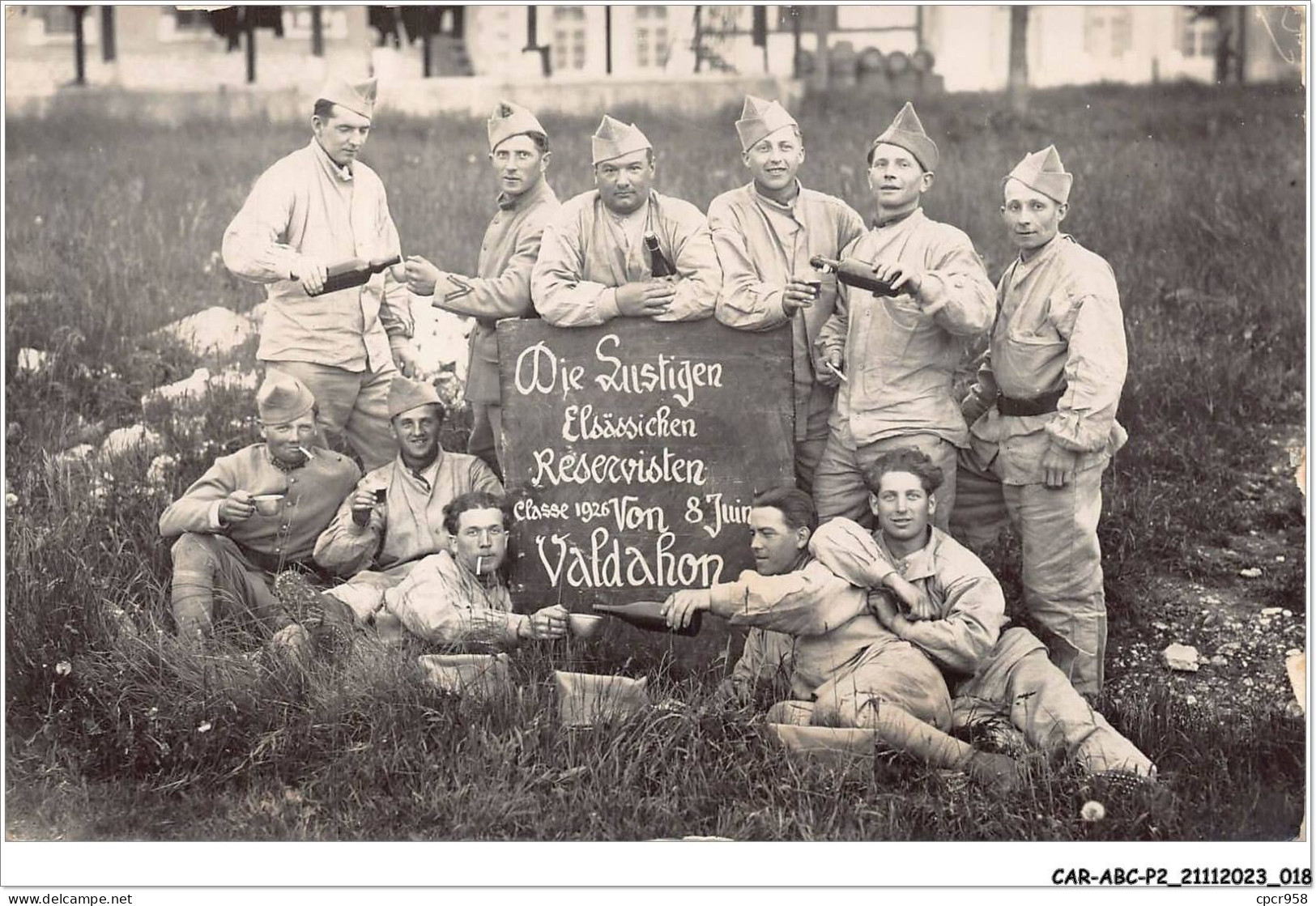 CAR-ABCP2-0109 - MILITAIRE - DIE SUSTIGEN ELSÄSSICHEN RESERVISTEN - CLASSE 1926 VON 8 JUIN VALDAHON - CARTE PHOTO - Personen