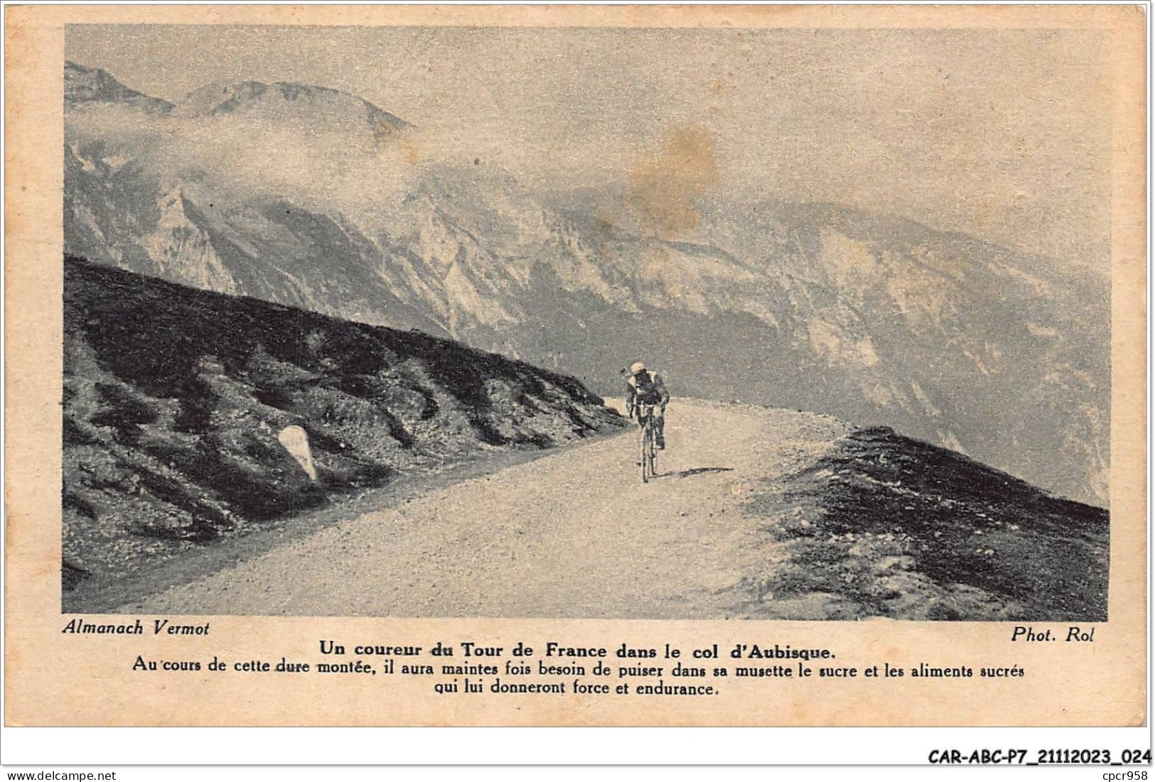 CAR-ABCP7-0586 - CYCLISME - ALMANACH VERMOT - UN COUREUR DU TOUR DE FRANCE DANS LE COL D'AUBISQUE - Wielrennen