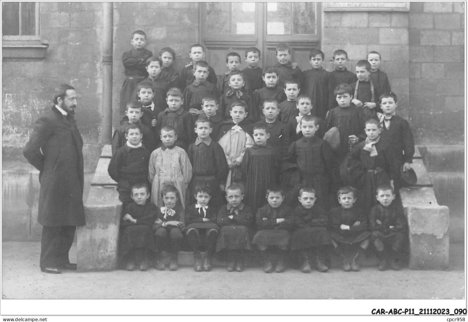 CAR-ABCP11-1040 - ENSEIGNEMENT - GROUPE D'ELEVES GARCONS ET UN ENSEIGNANT - CARTE PHOTO  - Escuelas