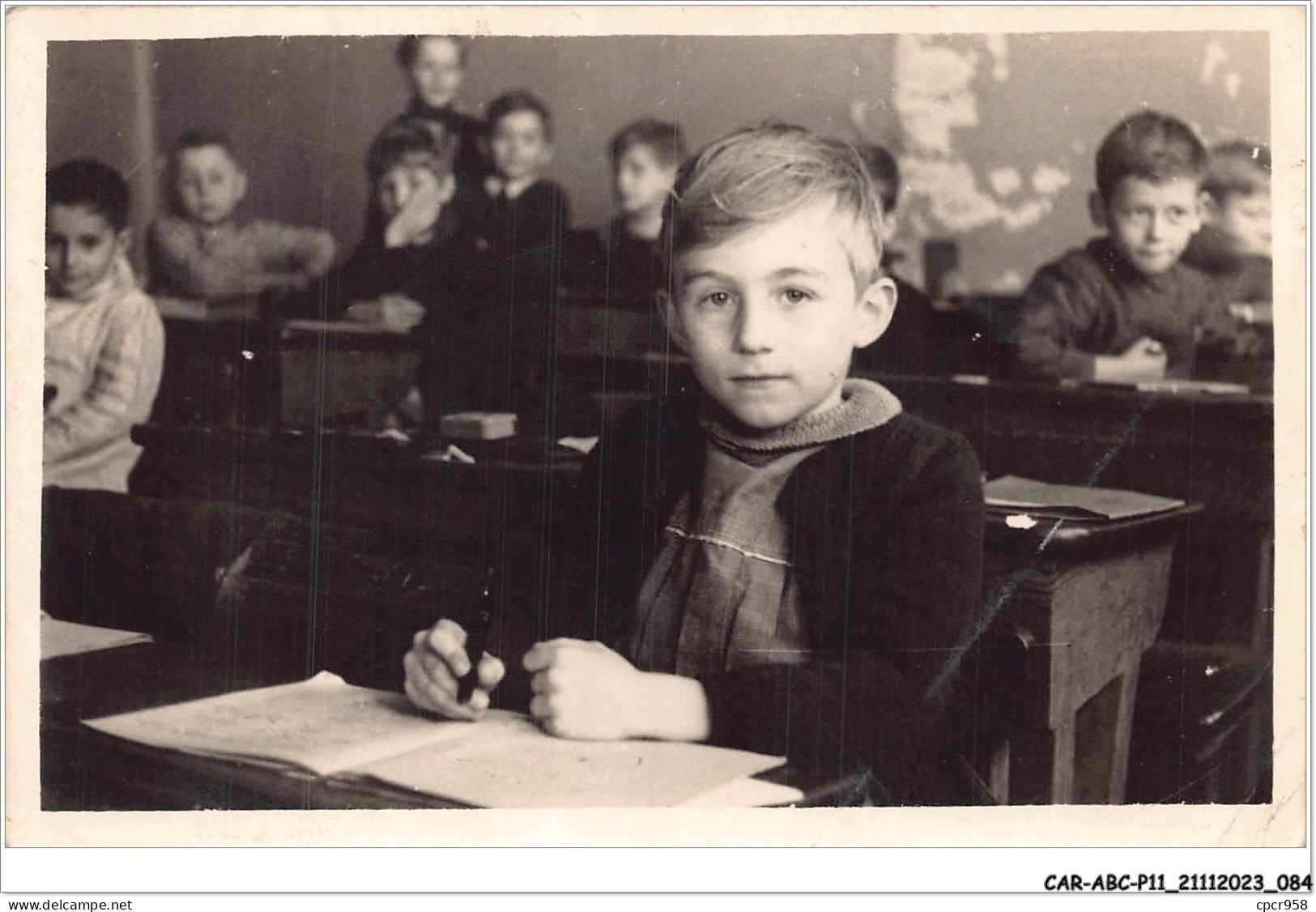 CAR-ABCP11-1037 - ENSEIGNEMENT - UN PETIT GARCON SUR SA TABLE D'ECOLE - CARTE PHOTO  - Ecoles