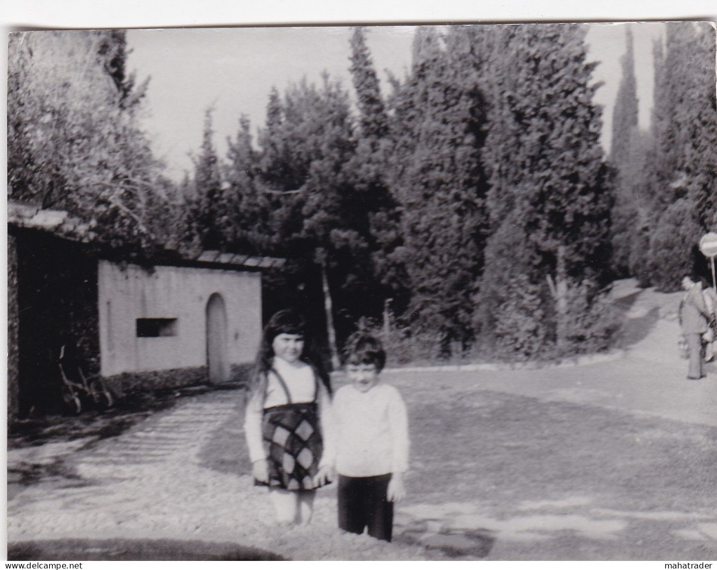 Old Real Original Photo - Little Boy Girl Posing In The Yard - Ca. 12x9 Cm - Personnes Anonymes