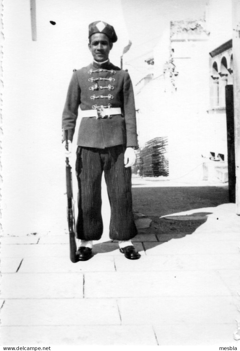 Photo -  MAROC -  FES  - FEZ  -   GARDE - ROYAL -  1973 - Lugares