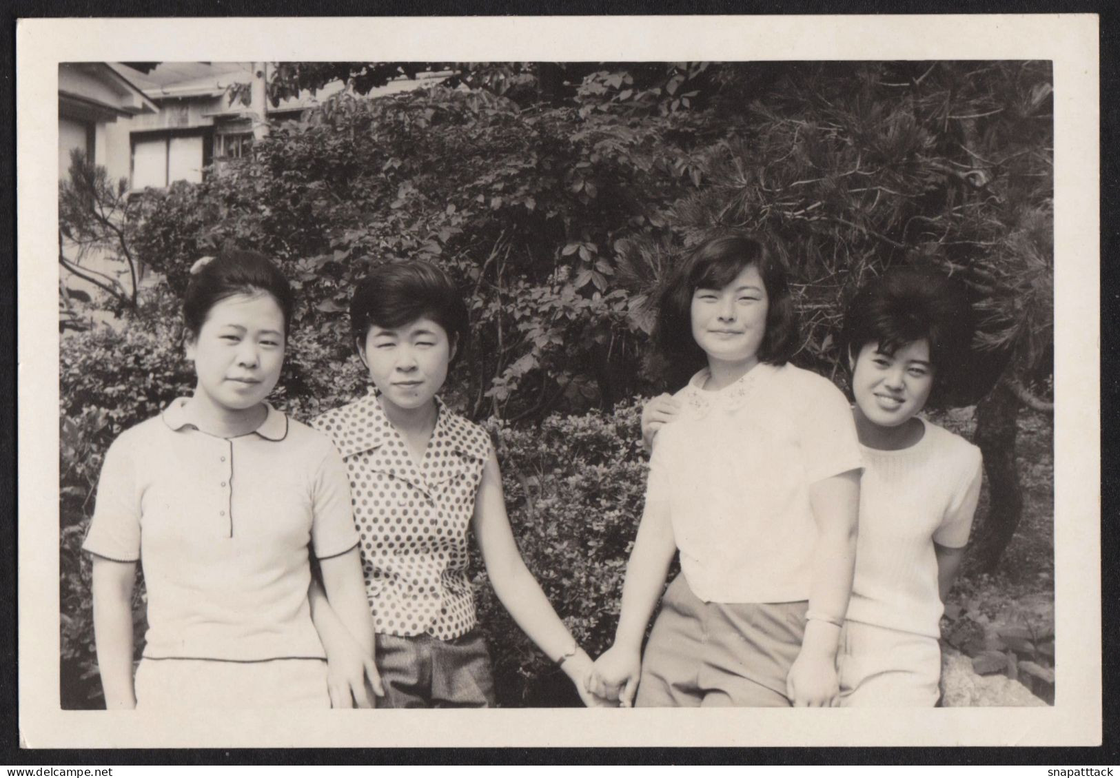 Jolie Photographie De Quatre Femmes Japonaises , Amies, Adolescentes, étudiantes, Amitié JAPON JAPAN 11,2x7,5 Cm - Lieux