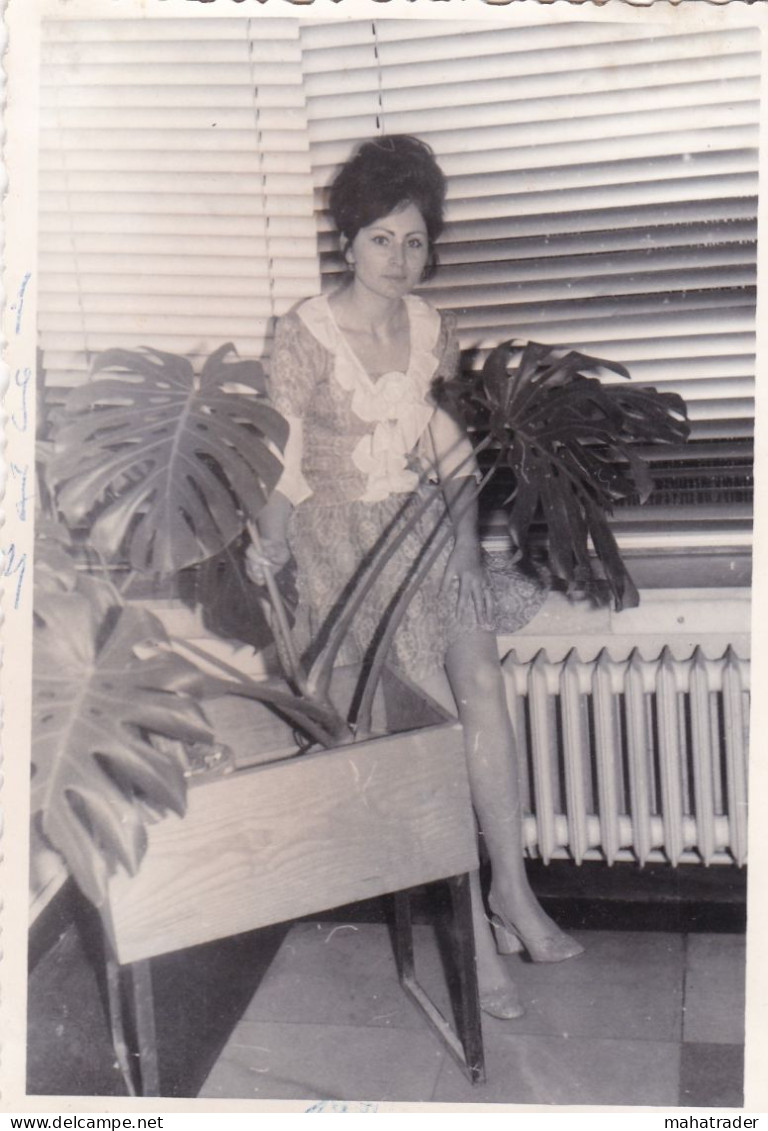 Old Real Original Photo - Sexy Woman Posing Next To A Ficus Tree - Ca. 12.6x8.8 Cm - Persone Anonimi