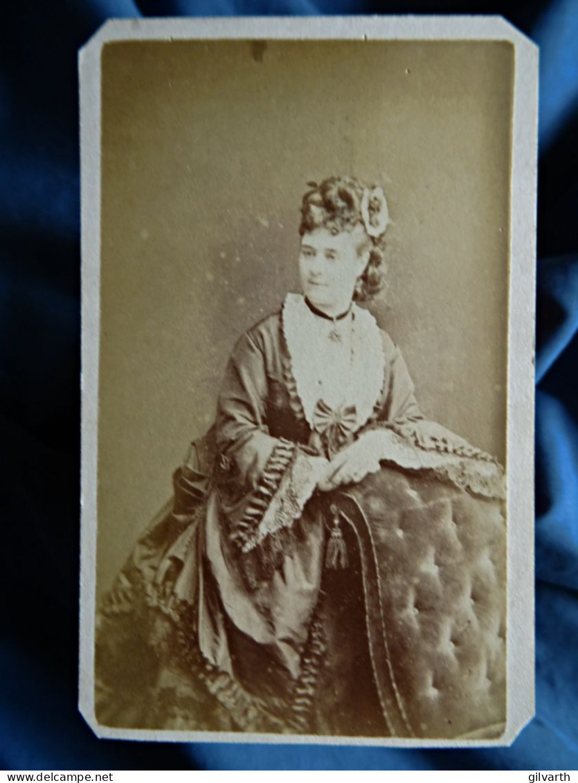 Photo CDV Hawkins à Brighton  Femme élégante Accoudée Sur Un Fauteuil  Belle Robe  CA 1870 - L445 - Oud (voor 1900)
