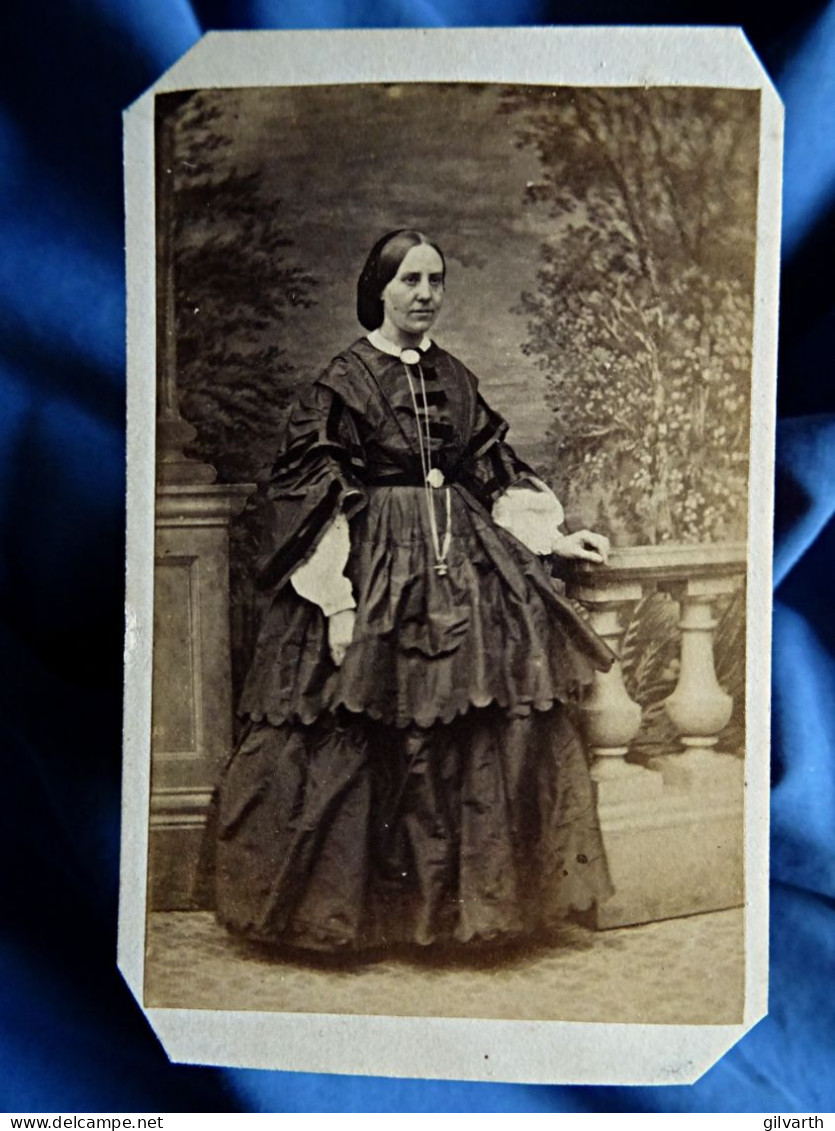 Photo CDV The London School Of Photography  Femme élégante  Belle Robe à Volants  CA 1860 - L445 - Alte (vor 1900)