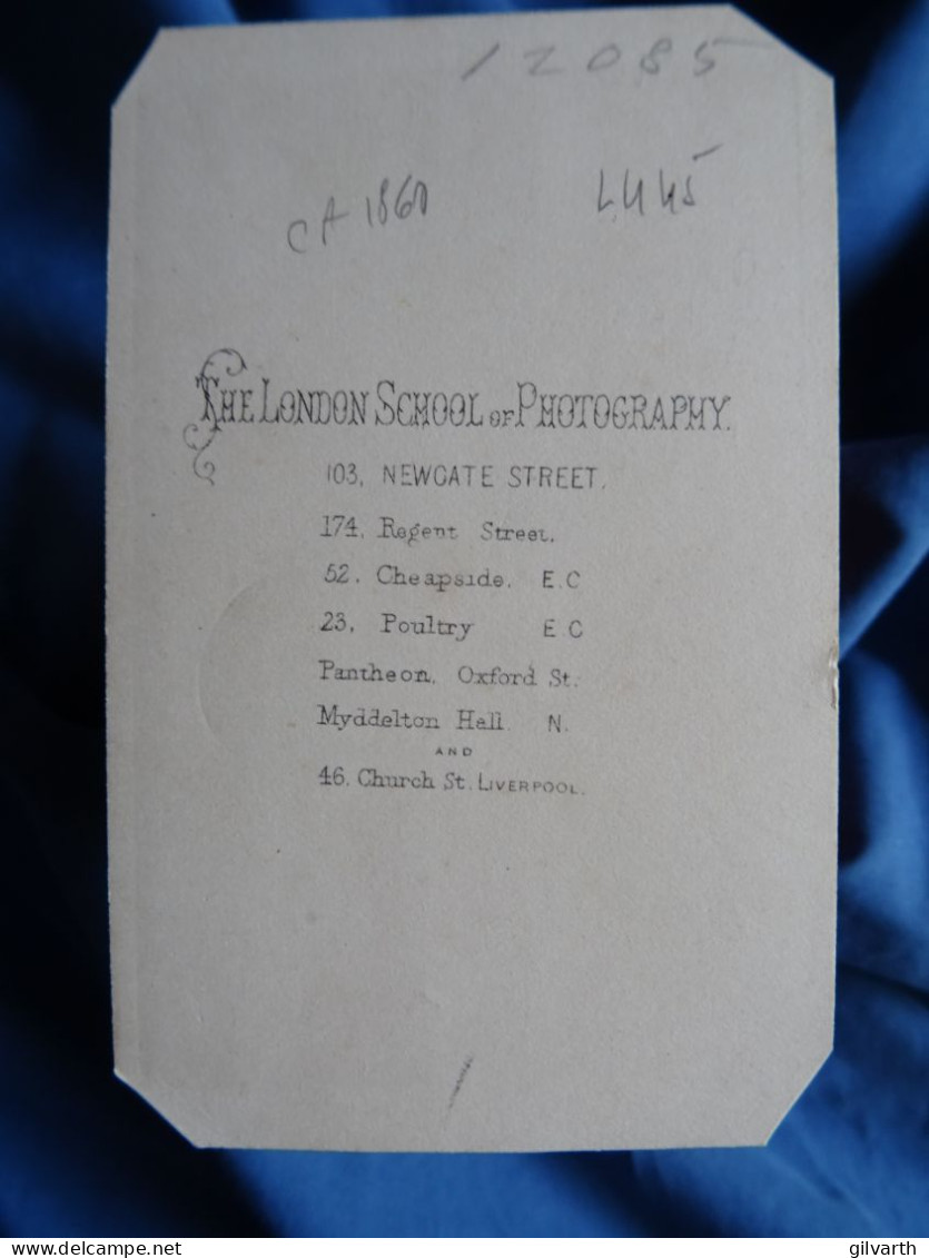 Photo CDV The London School Of Photography  Femme élégante  Belle Robe à Volants  CA 1860 - L445 - Alte (vor 1900)