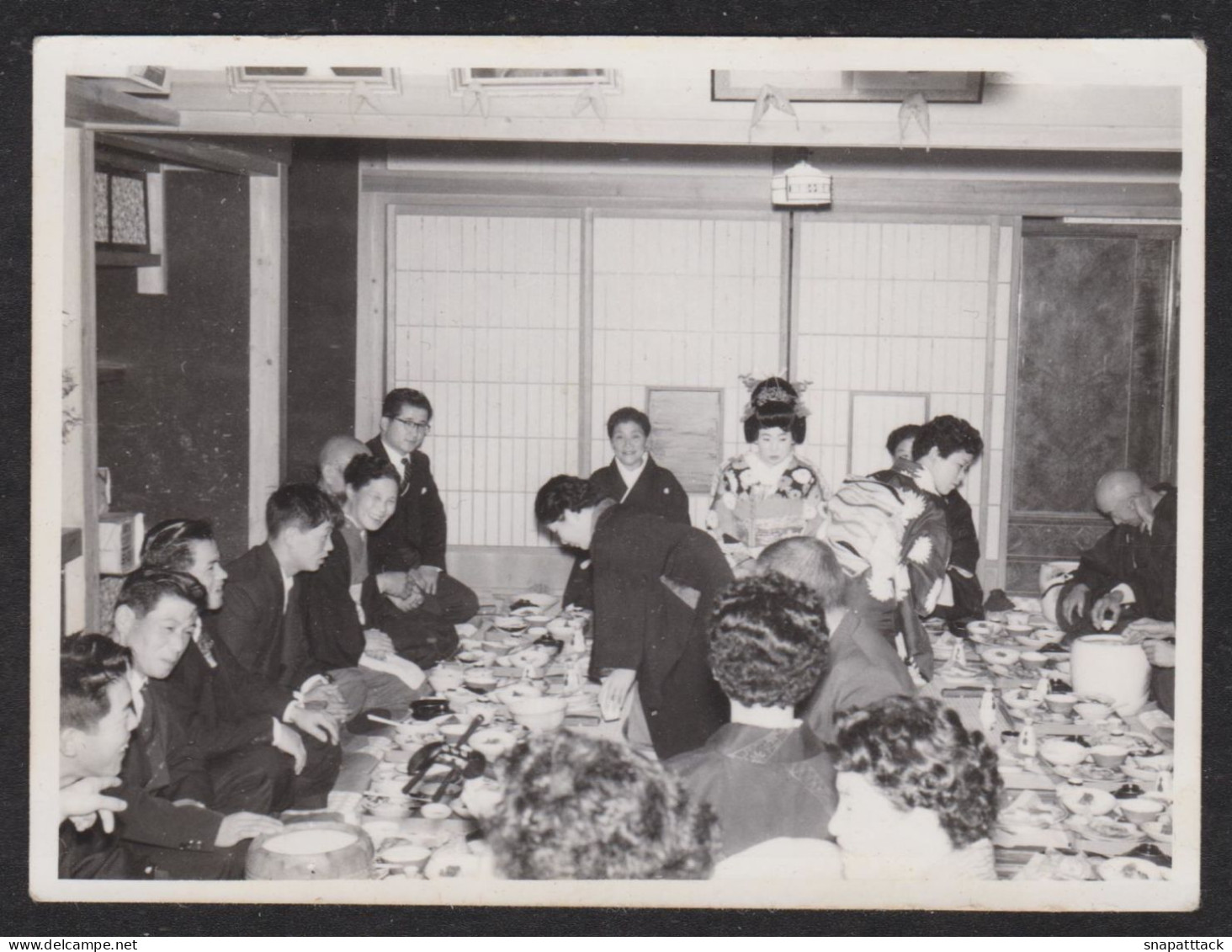Jolie Photographie De Japonais Dégustant Un Repas, Restaurant, Groupe, Tradition, JAPON JAPAN 8,5 X 6,3 Cm - Lieux