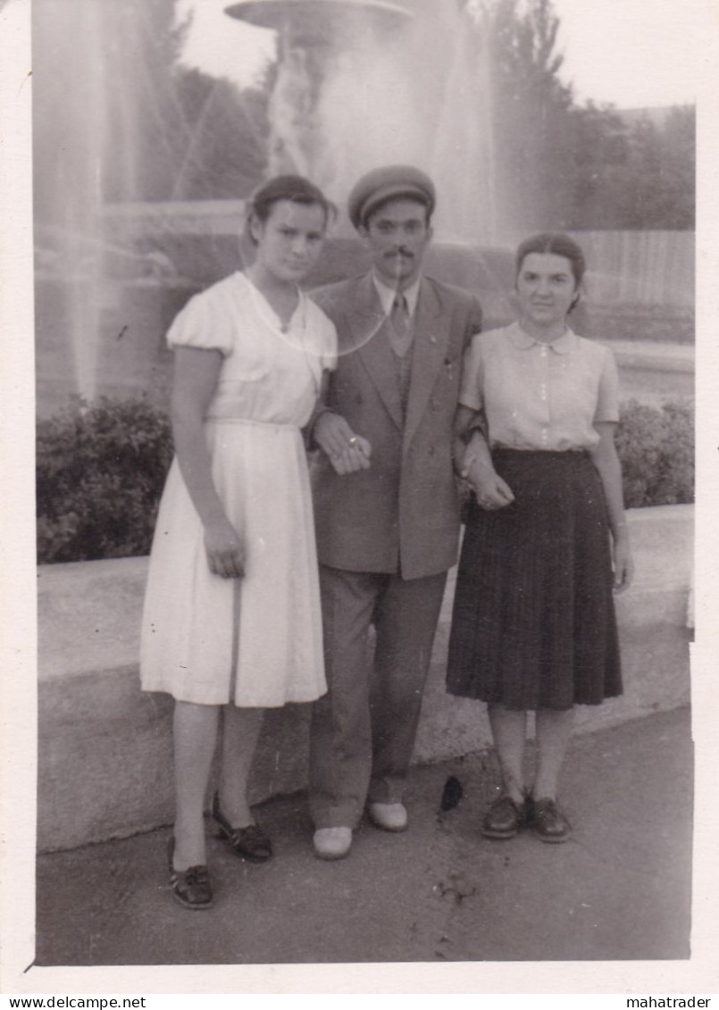 Old Real Original Photo - Man Two Women Posing In Front Of A Huge Fountain - Ca. 12x9 Cm - Personnes Anonymes