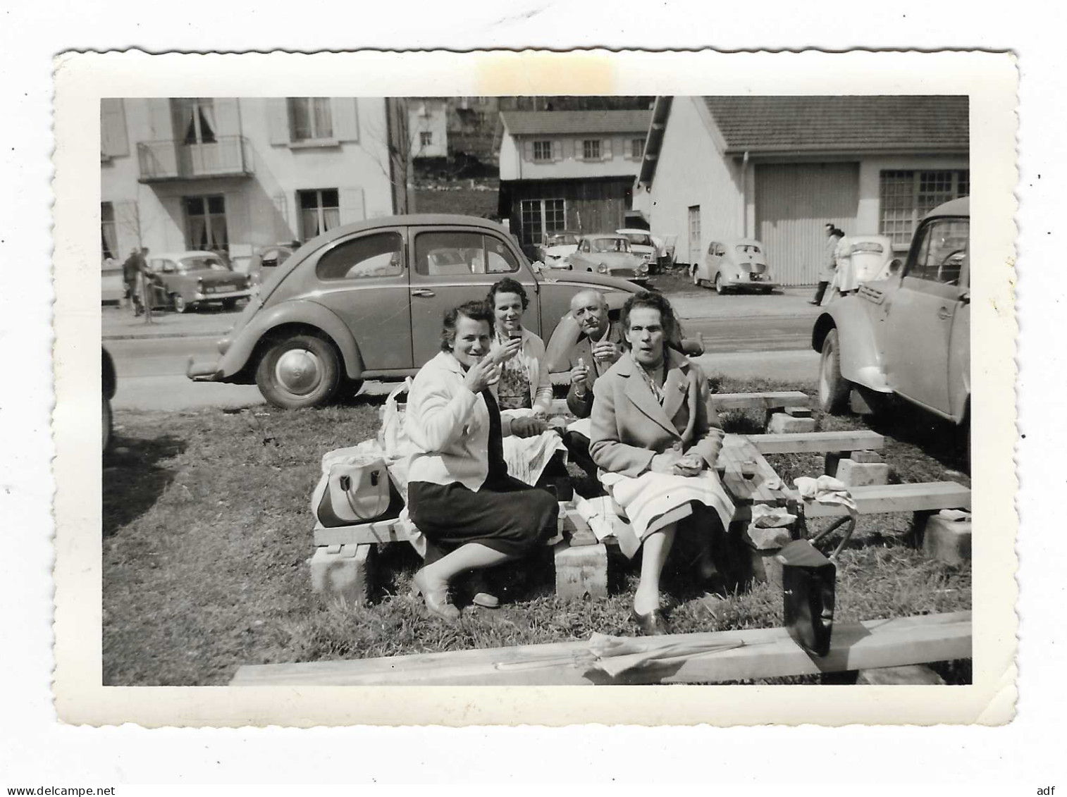 ANCIENNE PHOTO ANIMEE GERARDMER, AUTOS VOITURES ANCIENNES, VW VOLKSWAGEN COX COCCINELLE, RENAULT 4CV, 1963 - Foto's