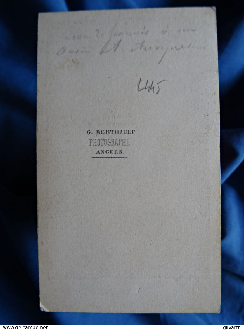 Photo CDV Berthault Angers  Jeune Homme élégant Assis (Léon De Joannés) Jambes Croisées  Sec. Emp. CA 1865 - L445 - Old (before 1900)