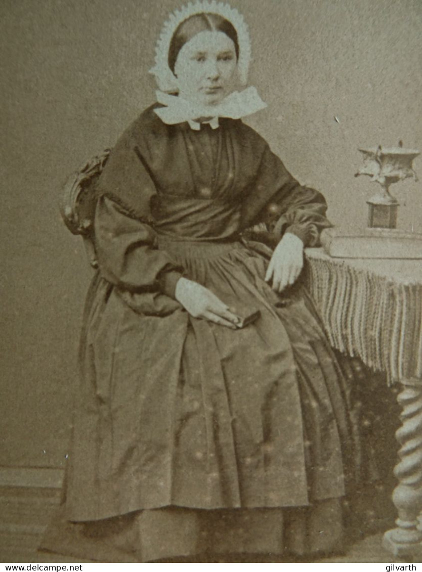 Photo CDV Pepin Laval  Jeune Fille Assise (employée De Maison ?) Coiffe, Tablier  Sec. Emp. CA 1860-65 - L445 - Alte (vor 1900)