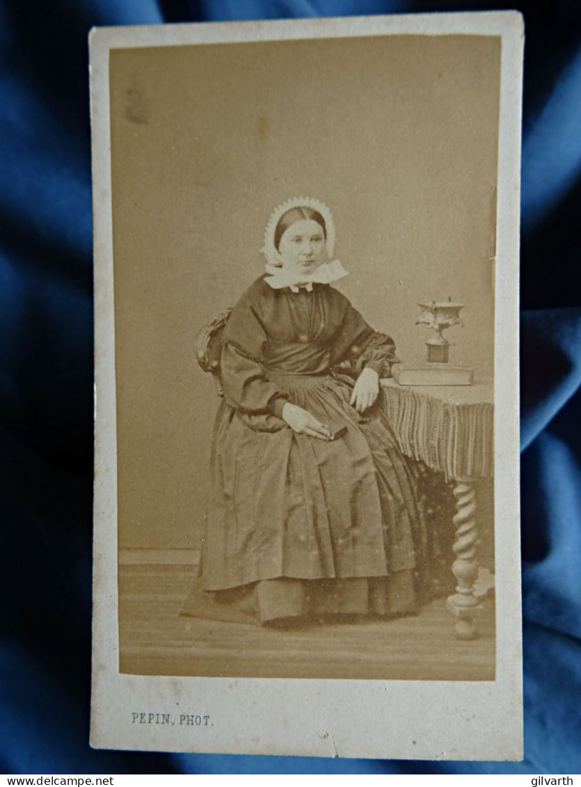 Photo CDV Pepin Laval  Jeune Fille Assise (employée De Maison ?) Coiffe, Tablier  Sec. Emp. CA 1860-65 - L445 - Alte (vor 1900)