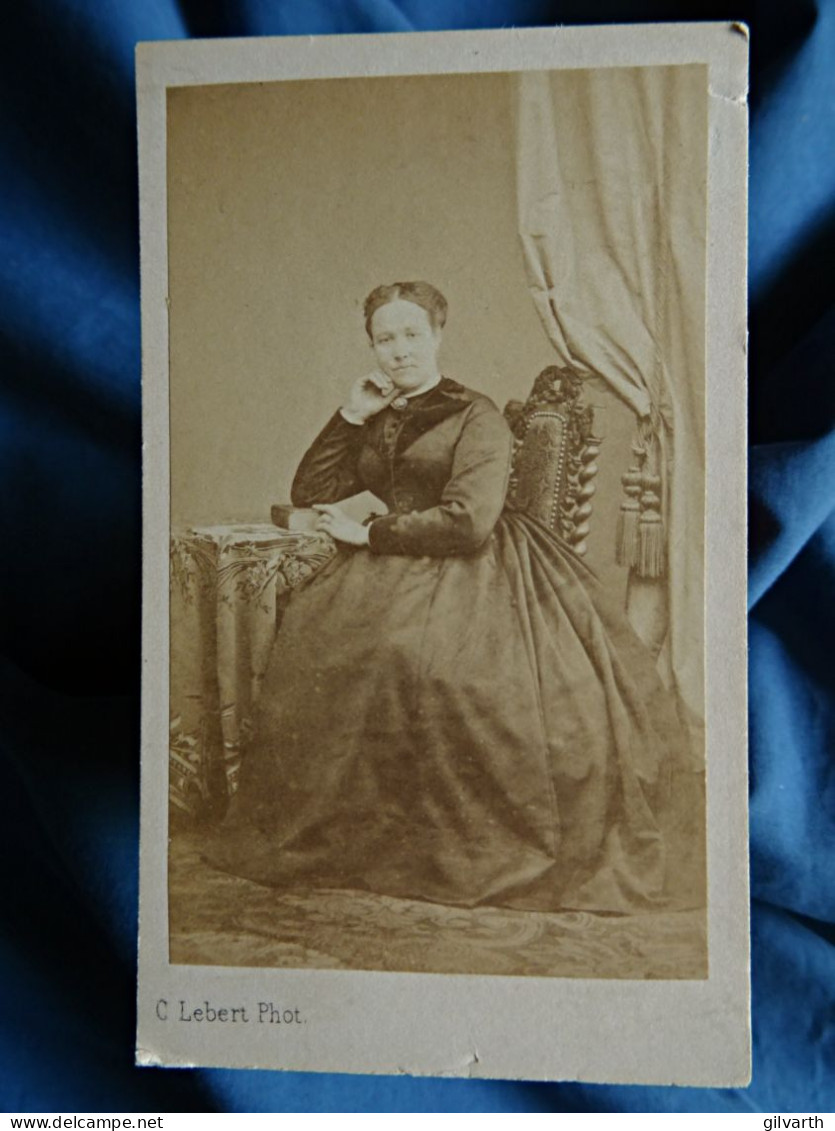 Photo CDV Lebert Paris  Femme Corpulente Assise Accoudée Sur Un Livre  Sec. Emp. CA 1860 - L445 - Anciennes (Av. 1900)