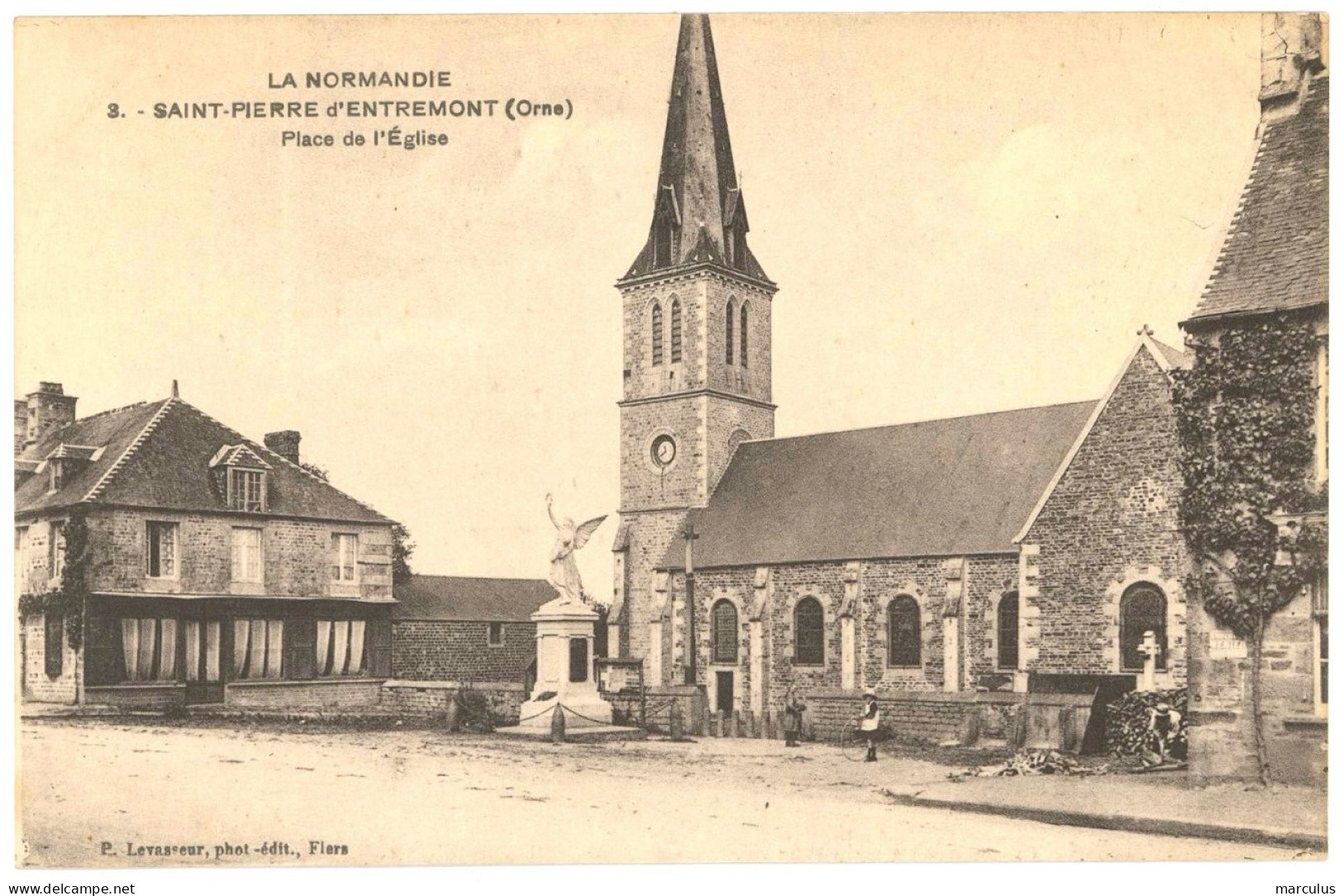 SAINT - PIERRE D'ENTREMONT  ORNE Place De L'église - Other & Unclassified