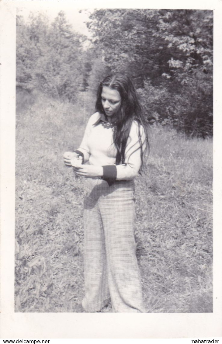 Old Real Original Photo - Woman Posing In The Open - Ca. 13.3x9 Cm - Anonymous Persons