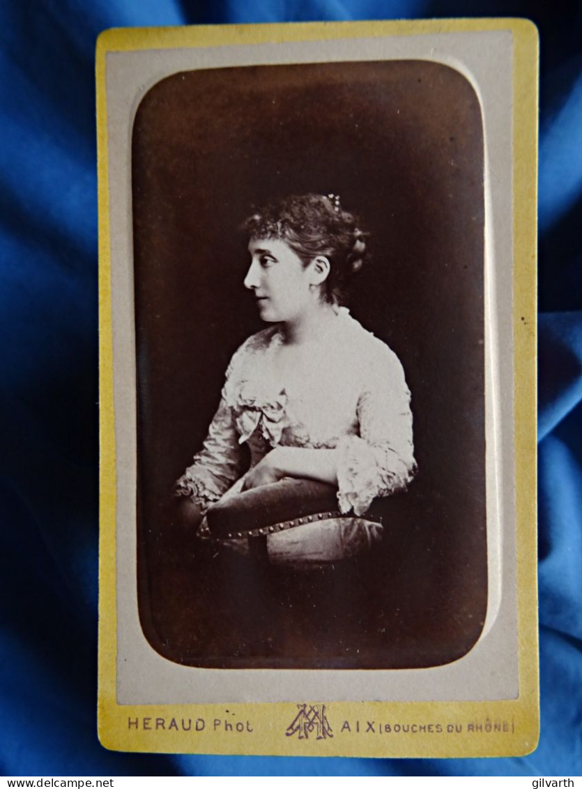 Photo CDV Héraud Aix En Provence  Portrait (profil) Jeune Femme Assise  CA 1875 - L445 - Anciennes (Av. 1900)