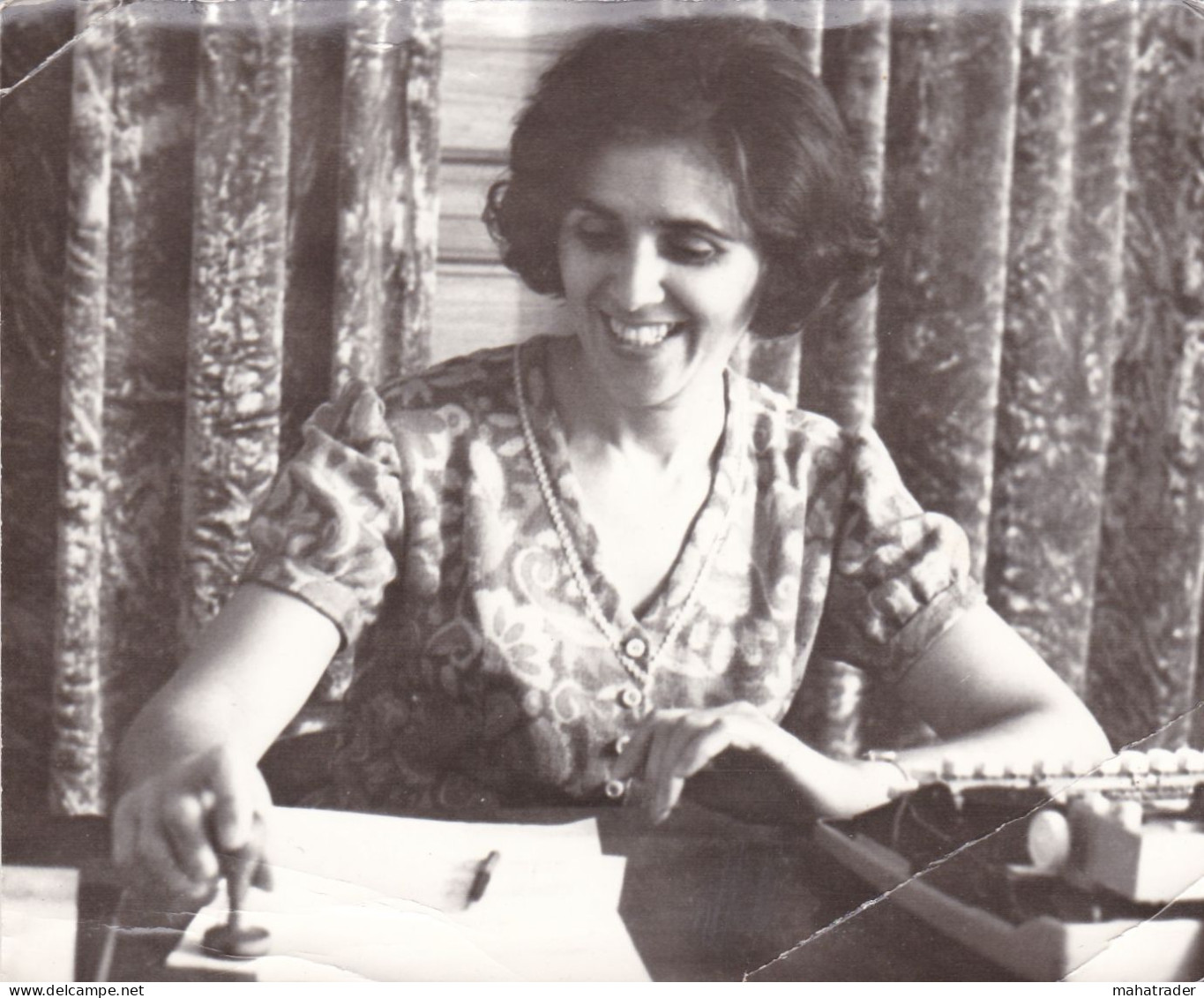 Old Real Original Photo - Woman Behind A Desk Stamping A Document - Ca. 14x11.5 Cm - Anonieme Personen