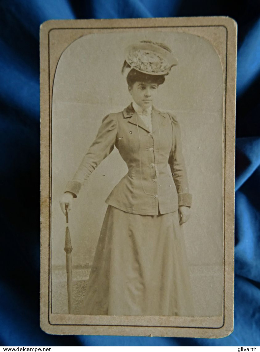 Photo CDV Anonyme  Jeune Femme Mince élégante  Chapeau, Ombrelle  CA 1900 - L445 - Antiche (ante 1900)