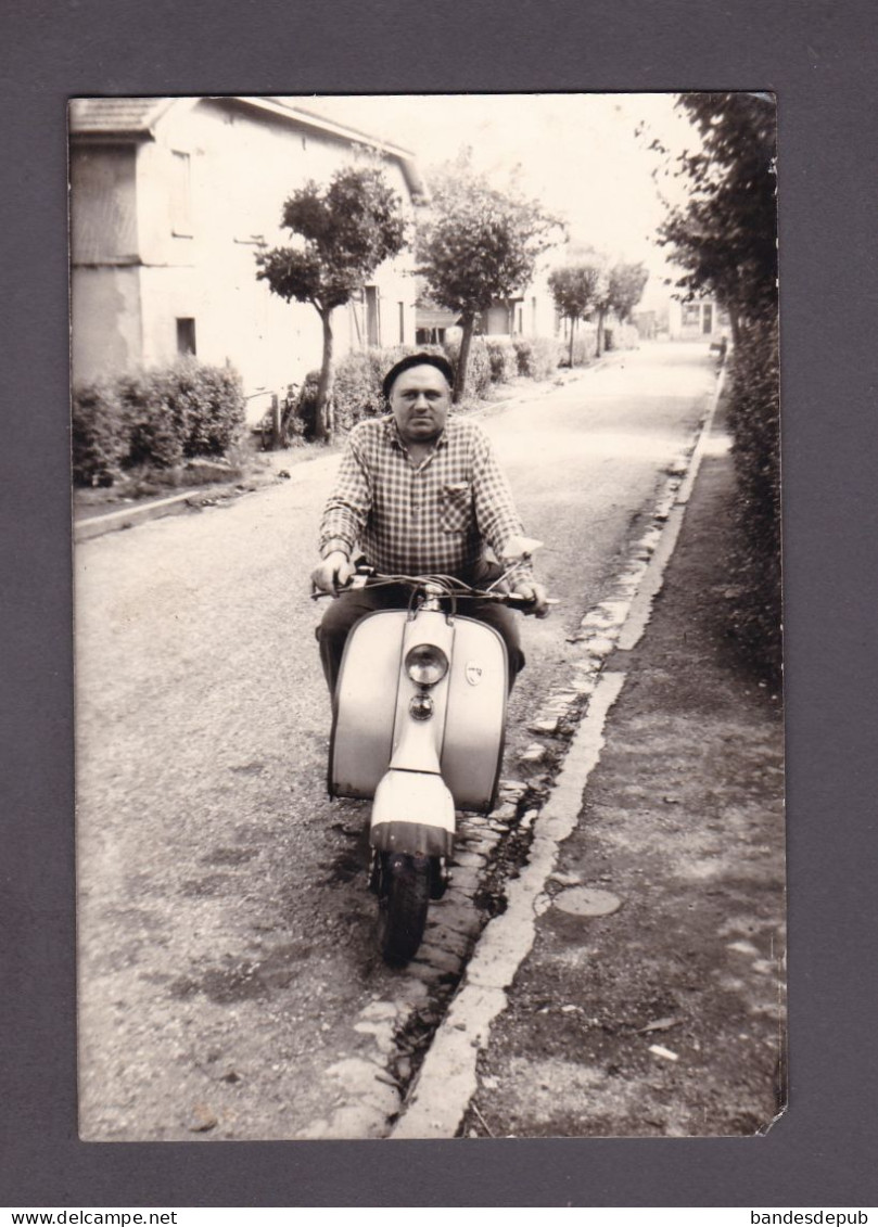 Photo Originale Vintage Snapshot Homme Beret Scooter Lambretta ? Vespa ? Arch. Clement Hannonville Suzemont 3890 - Plaatsen