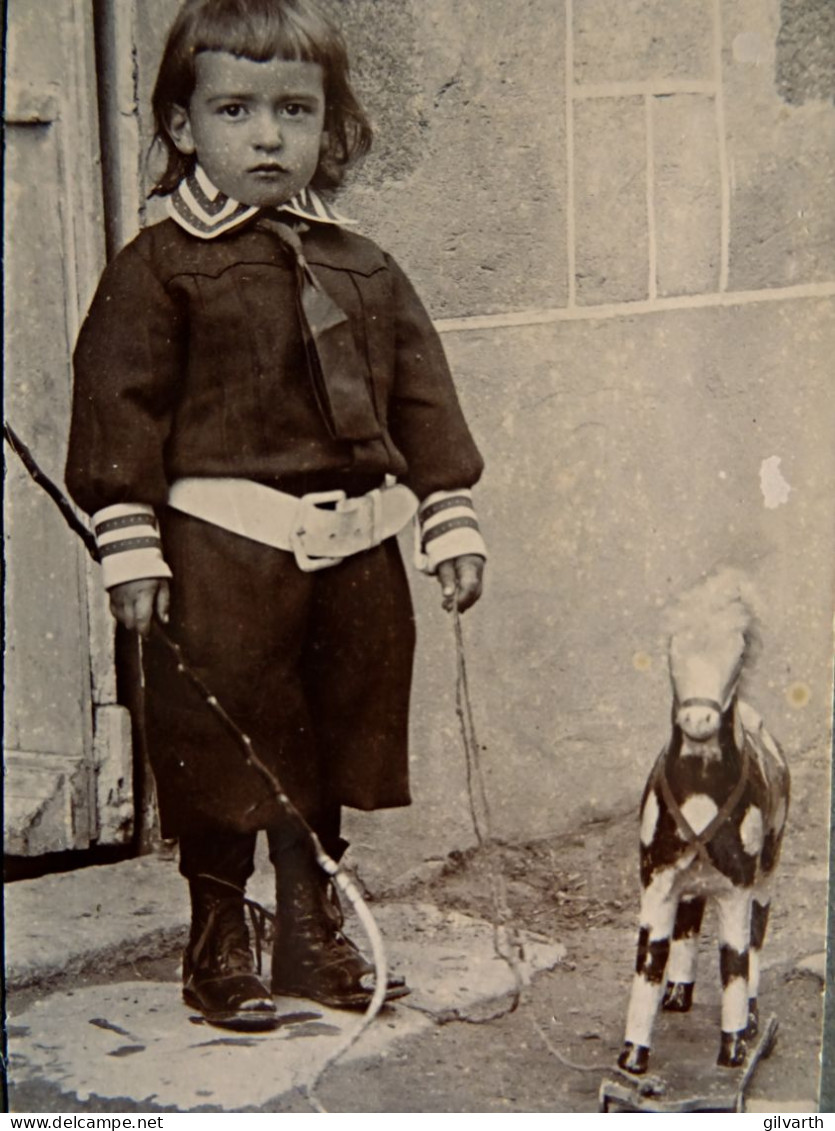 Photo CDV Anonyme Petit Garçon Tenant En Laisse Un Cheval à Roulettes  Costume Avec Ceinturon, Fouet  CA 1900 - L445 - Anciennes (Av. 1900)